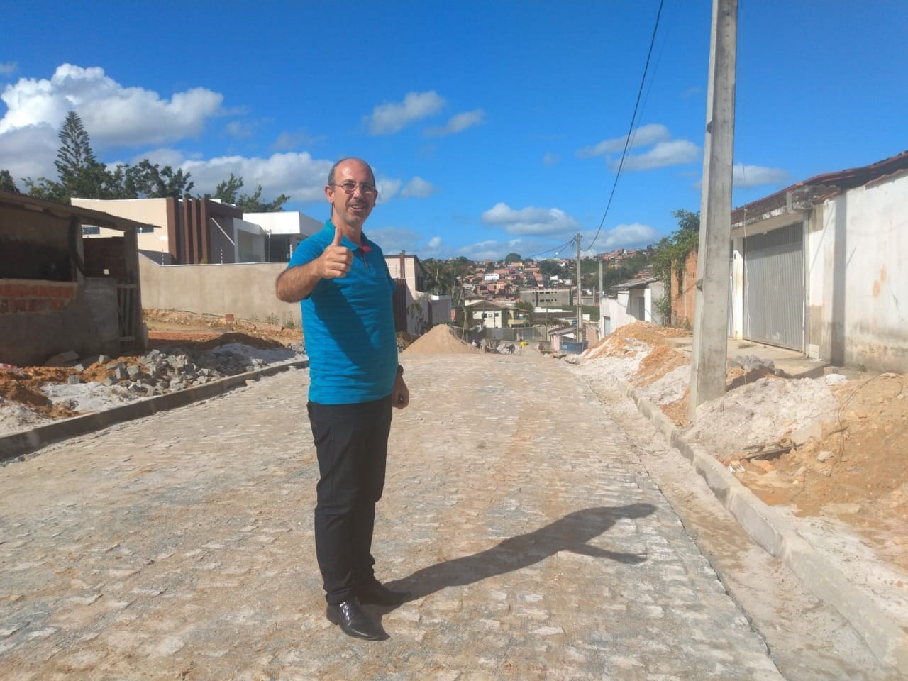 Camacã: Rua Ibicaraí no Bairro Nova Ipanema recebe calçamento
